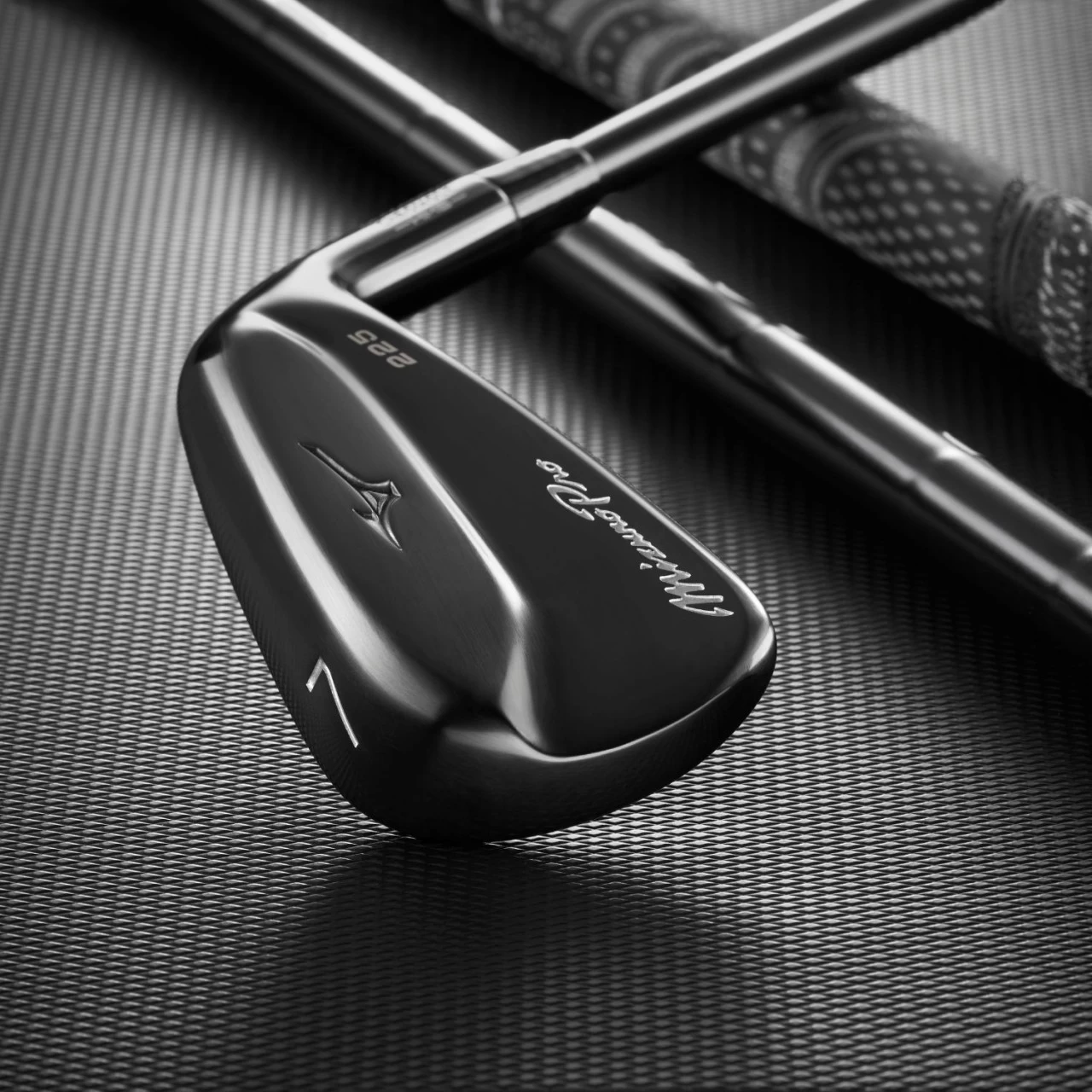 Mizuno Pro 225 Black Limited Edition Eisensatz 2 Mizuno Pro 225 Black Limited Edition Eisensatz – Bild 2